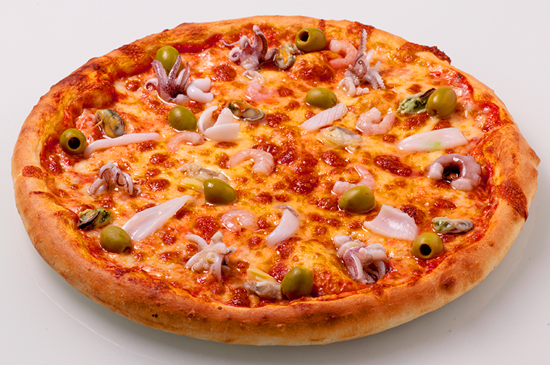Tenger gyümölcse pizza